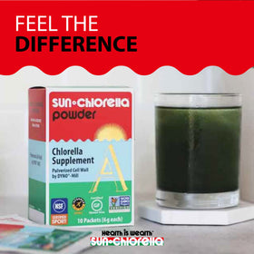 Poudre de chlorelle Sun Chlorella dans un verre d'eau