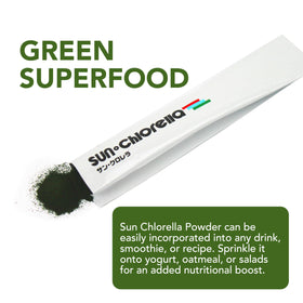 Poudre de chlorelle Sun Chlorella versée dans un verre