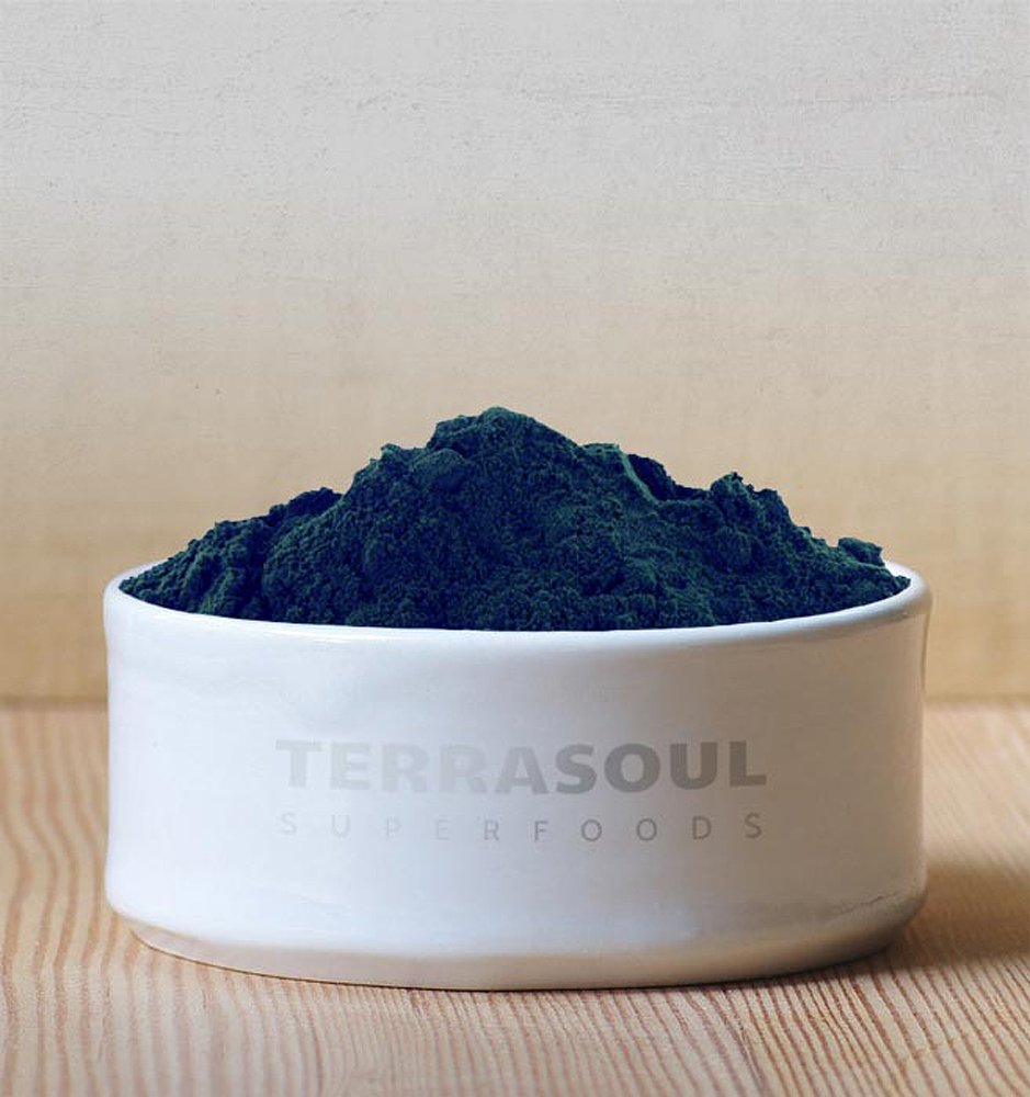 Poudre de chlorelle Terrasoul Superfoods dans un bol
