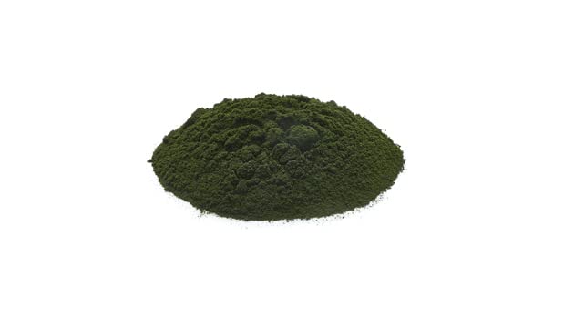 Poudre de Chlorelle Yupik versée dans un verre
