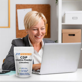 Poudre de Citicoline FitPowders sur une table avec un mélangeur