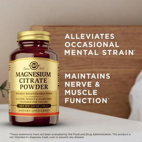 Poudre de citrate de magnésium Solgar sur une table avec des accessoires de gym