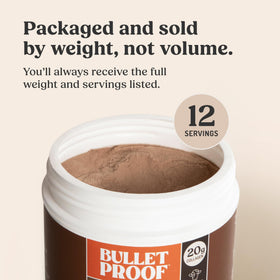 Poudre de Collagène au Chocolat Bulletproof 621g sur une table en bois
