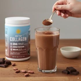 Poudre de collagène chocolat ABOUT YOUR COLLAGEN sur une table avec des ingrédients