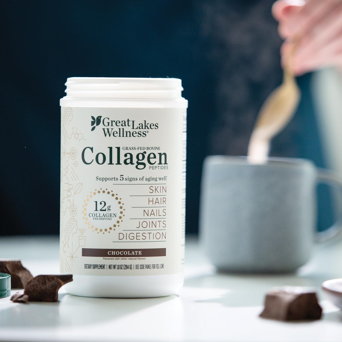 Poudre de collagène chocolat dans un verre avec une cuillère
