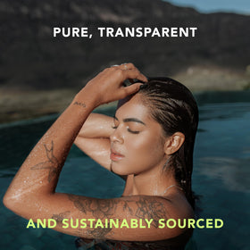 Poudre de collagène marin AMANDEAN 500g à côté d'un verre d'eau