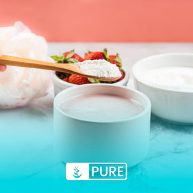Poudre de Collagène Marin PURE ORIGINAL INGREDIENTS 472g sur une cuillère