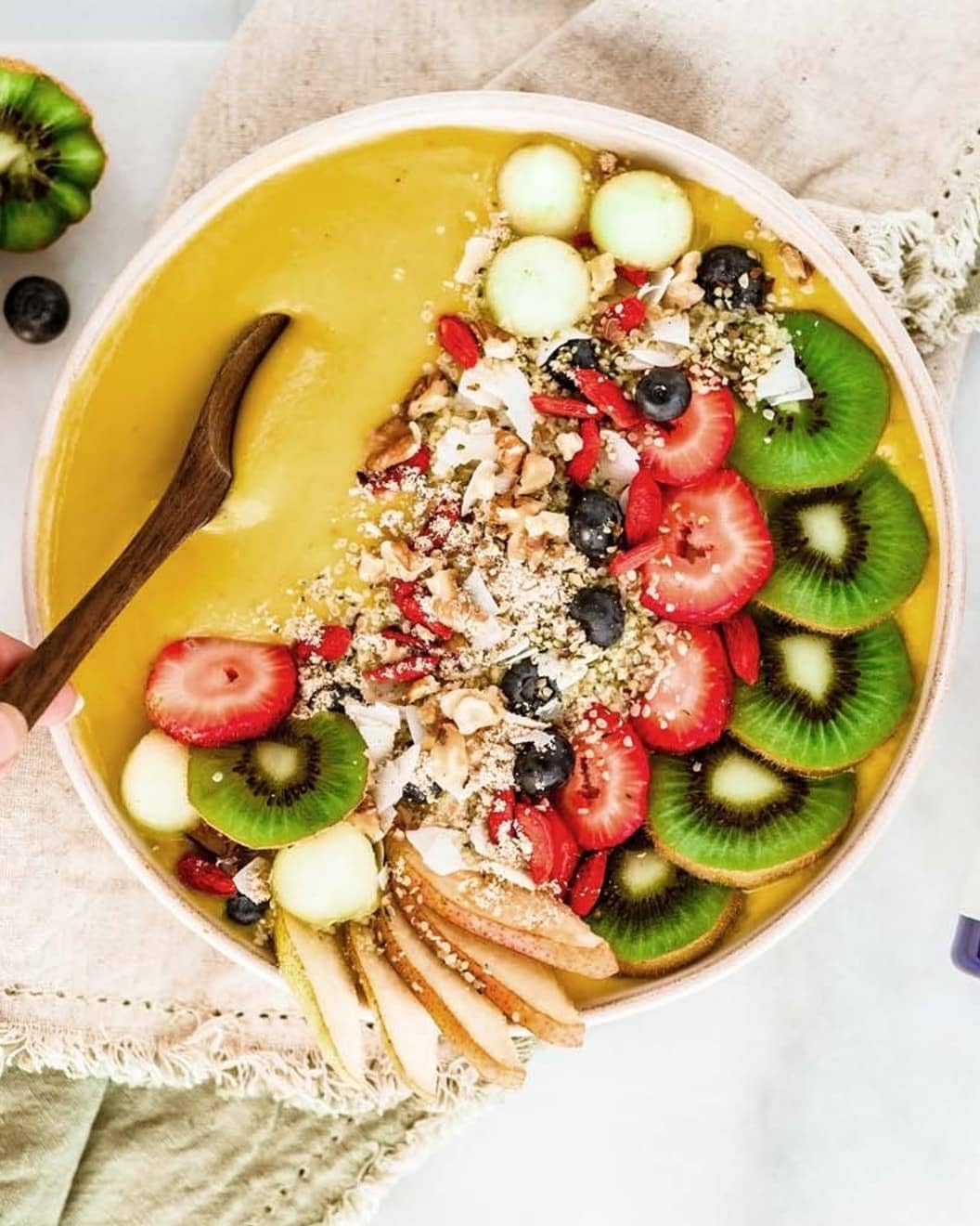 Poudre de collagène Ora Organic dans un bol avec des fruits