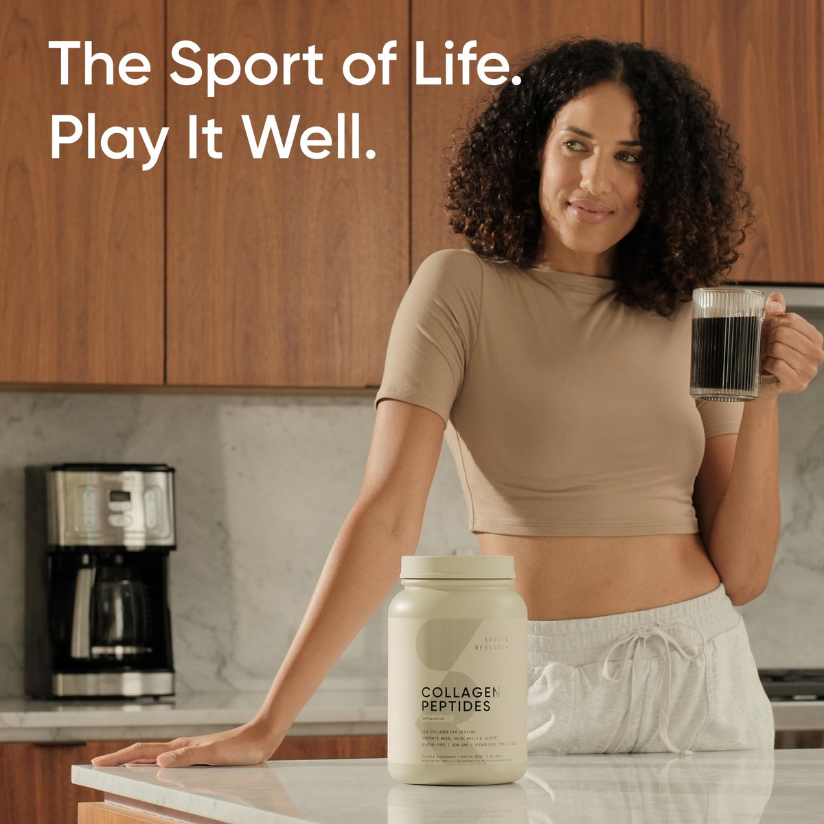 Poudre de collagène Sports Research 1070g à côté d'un shaker