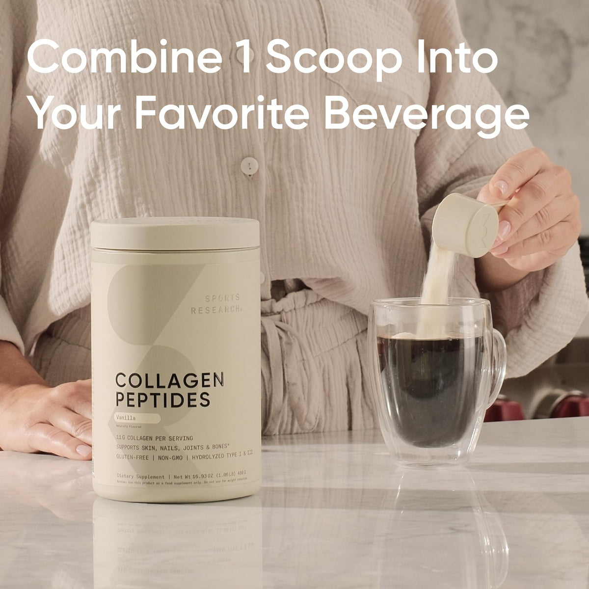 Poudre de collagène Sports Research dans un verre avec smoothie