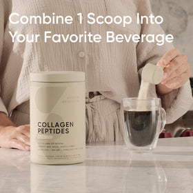 Poudre de collagène Sports Research dans un verre avec smoothie