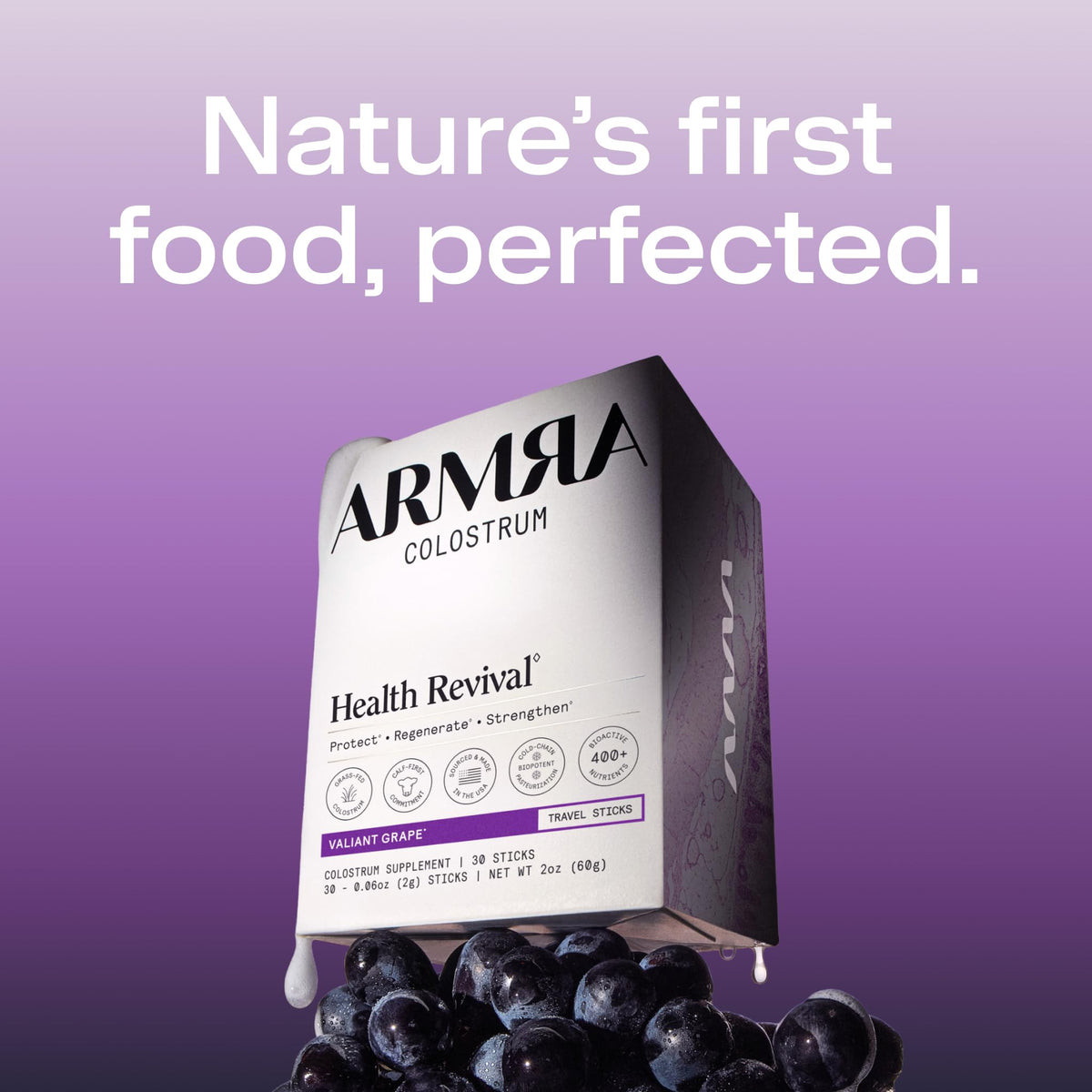 Poudre de colostrum ARMRA sur une table avec des fruits