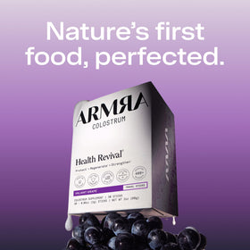 Poudre de colostrum ARMRA sur une table avec des fruits