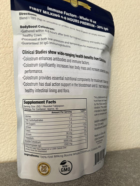 Poudre de colostrum BodyBoost 5000mg, mise en scène avec des fruits