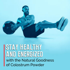 Poudre de colostrum BodyBoost 5000mg, mise en scène sur une table