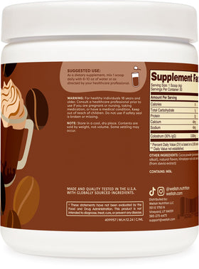 Poudre de colostrum Wellah Mocha Latte dans un verre avec une cuillère