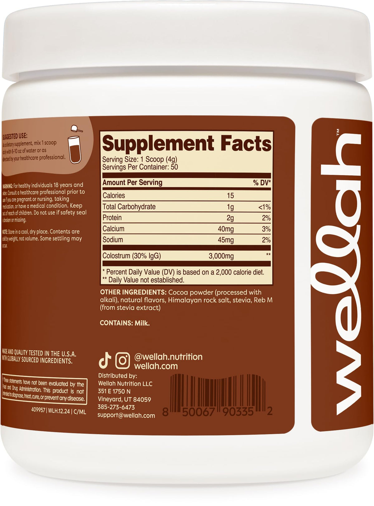 Poudre de colostrum Wellah Mocha Latte sur une table en bois
