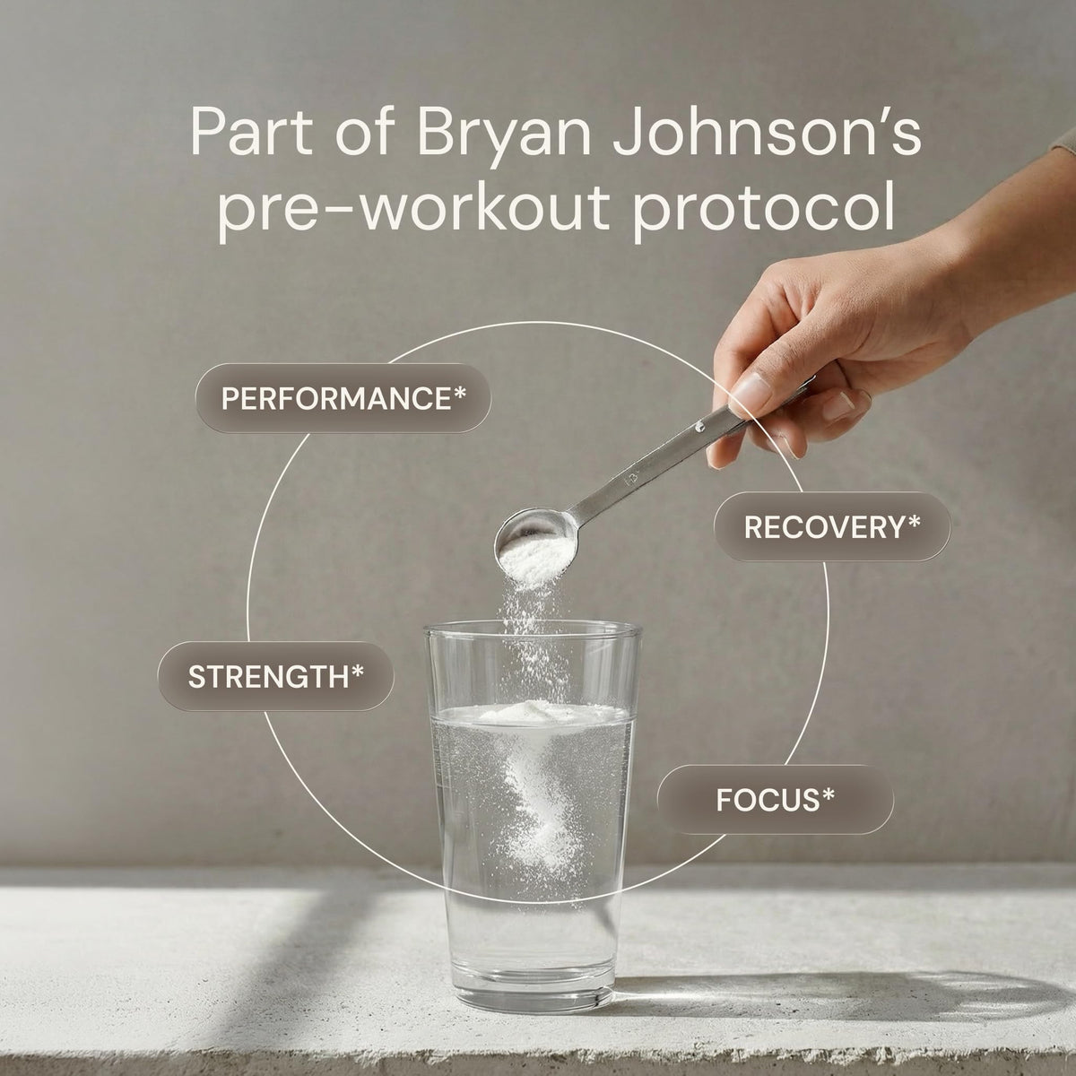 Poudre de créatine Blueprint Bryan Johnson dans un verre d'eau