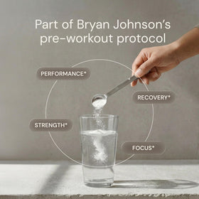 Poudre de créatine Blueprint Bryan Johnson dans un verre d'eau