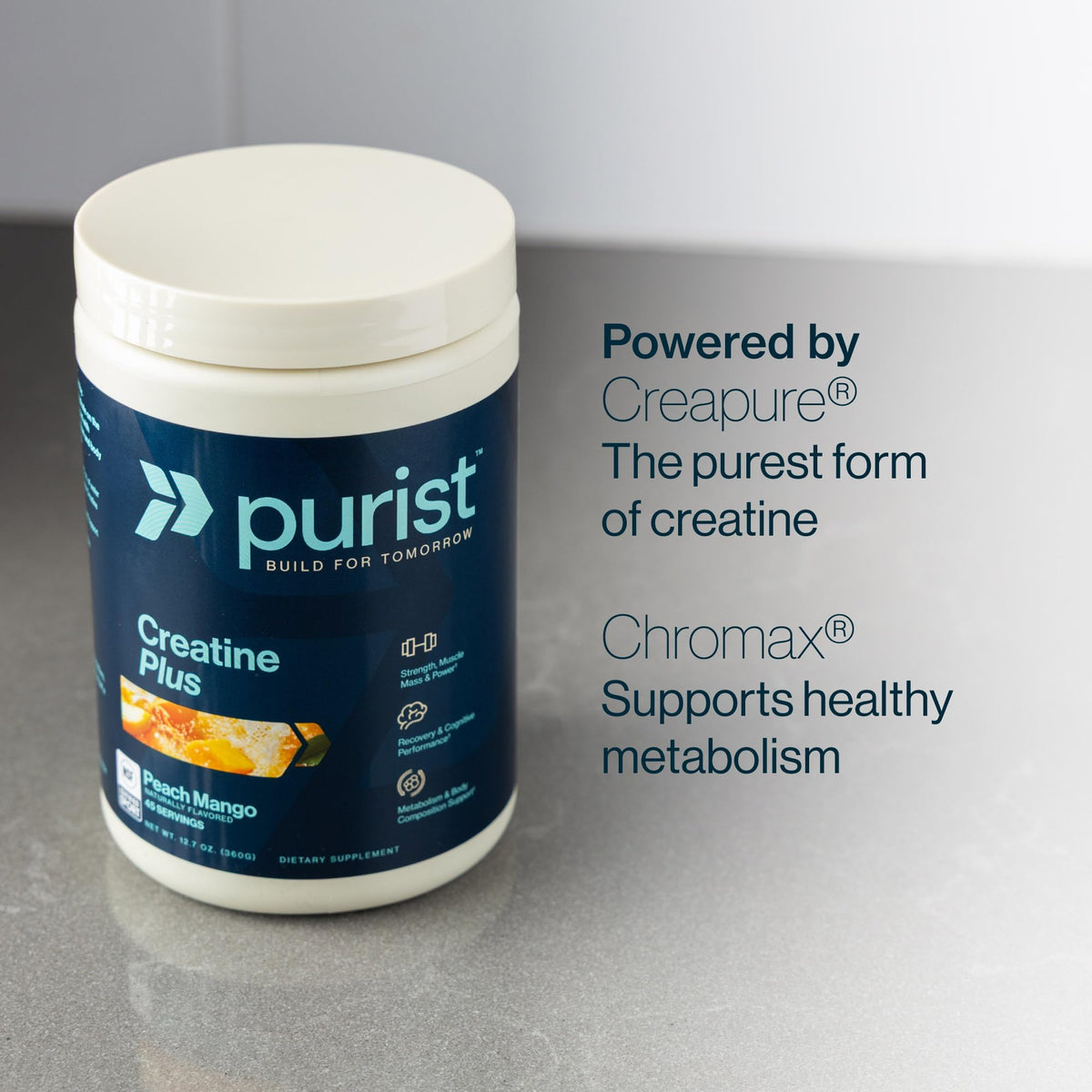 Poudre de créatine Creapure PURIST 349g sur une table avec un verre d'eau