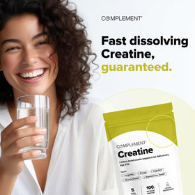 Poudre de créatine dans un verre d'eau