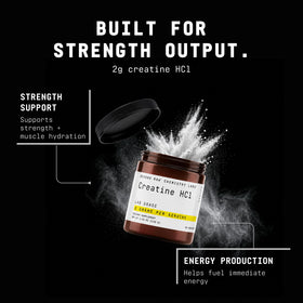 Poudre de créatine HCl BEYOND RAW avec une cuillère doseuse à côté