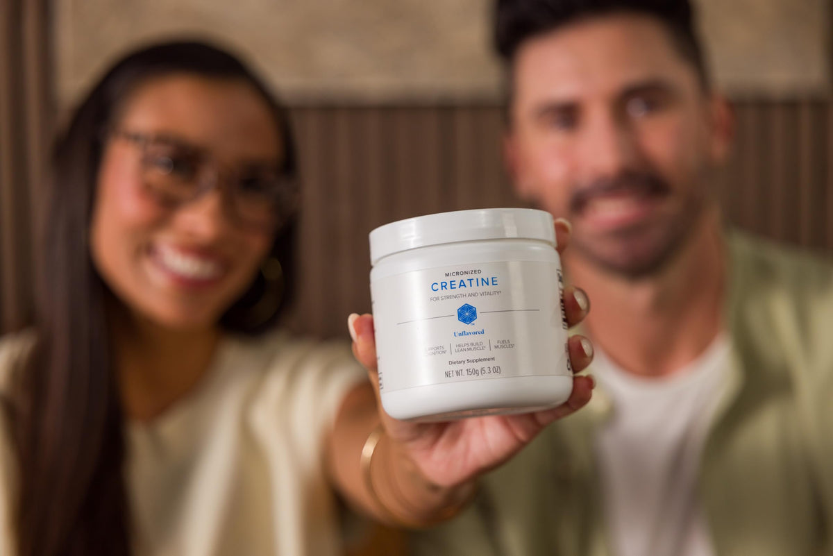 Poudre de créatine Isagenix mélangée dans un verre d'eau
