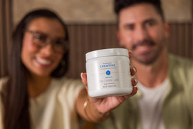 Poudre de créatine Isagenix mélangée dans un verre d'eau