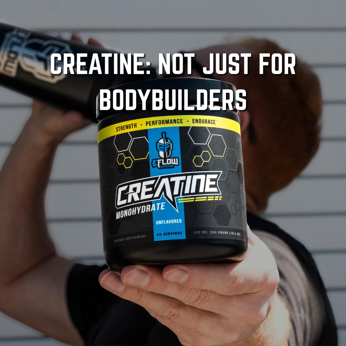 Poudre de créatine monohydrate eFlow Nutrition sur une table