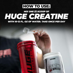 Poudre de créatine monohydrate Huge Supplements sur une balance