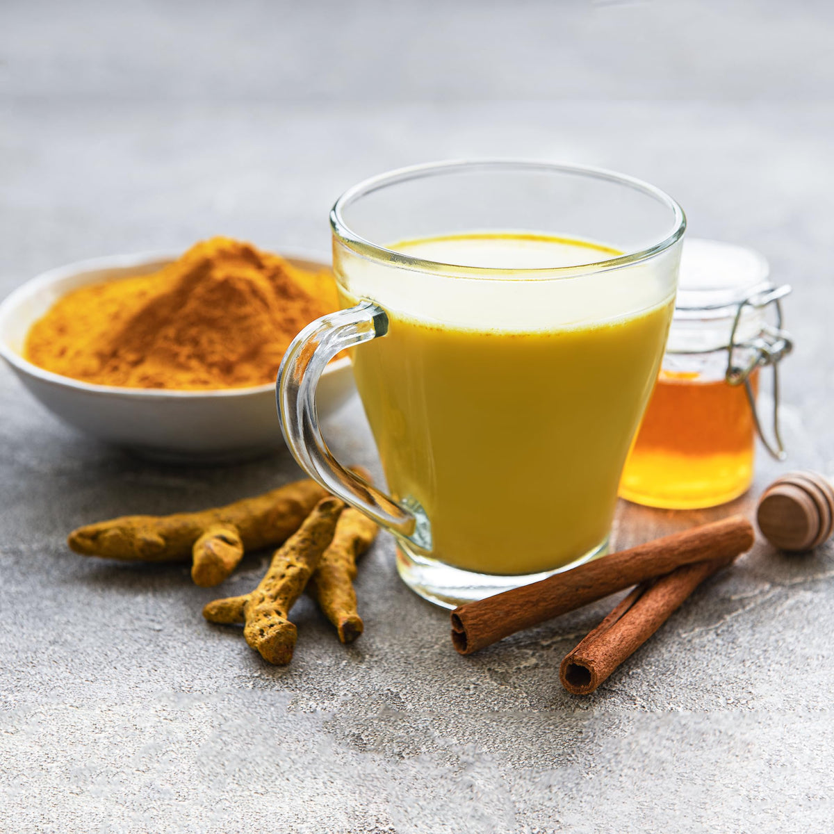 Poudre de curcuma ajoutée à un plat de curry