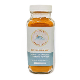 Poudre de Curcuma Lakadong avec des herbes fraîches