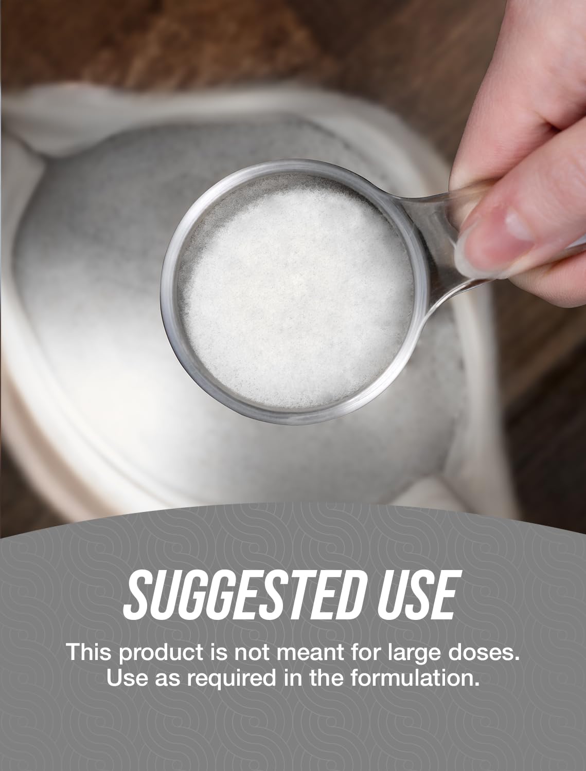 Poudre de dioxyde de silicium BulkSupplements sur un plan de travail