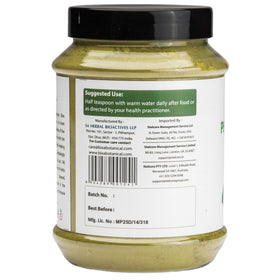 Poudre de feuilles de menthe poivrée bixa BOTANICAL sur une cuillère