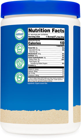 Poudre de fibre d'acacia bio Nutricost à côté de fruits frais