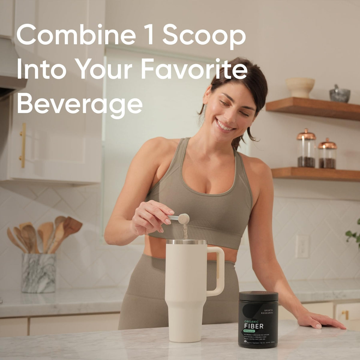 Poudre de Fibres Biologiques Sports Research mélangée dans un smoothie