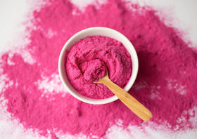 Poudre de fruit du dragon bio Food to Live dans un bol avec des fruits