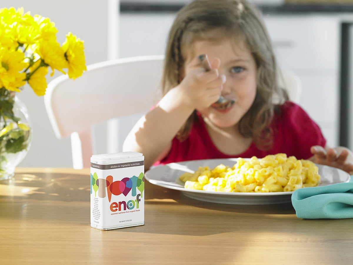 Poudre de Fruits et Légumes Bio ENOF sur une table avec d'autres ingrédients