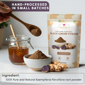 Poudre de gingembre noir MOUNTAIN ESSENTIALS sur une table