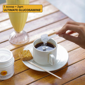 Poudre de glucosamine Wellesley Therapeutics sur une cuillère