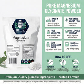 Poudre de Glycinate de Magnésium Bulk Essentials versée dans un verre d'eau