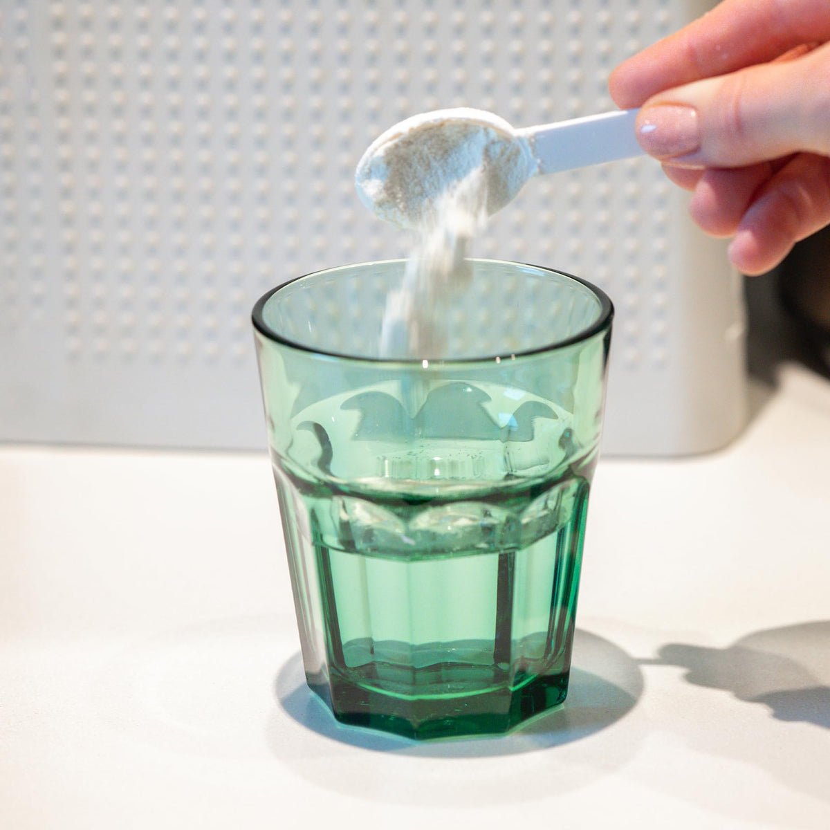 Poudre de glycine PURE ORIGINAL INGREDIENTS versée dans un verre