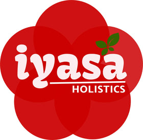 Poudre de haritaki bio Iyasa Holistics mélangée avec de l'eau chaude