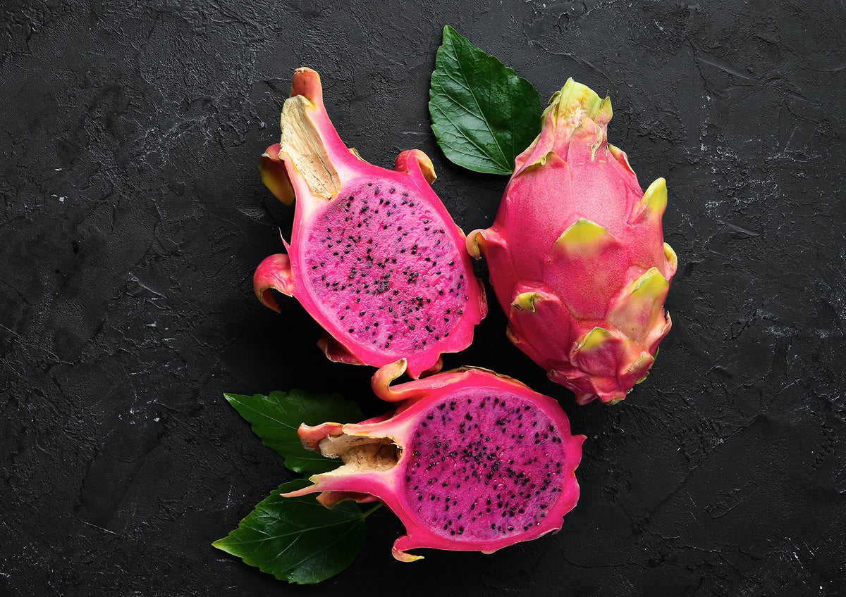 Poudre de jus de fruit du dragon bio Food to Live sur une salade