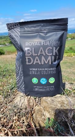 Poudre de Kava Noble Black Damu Kava Pros au milieu de la nature