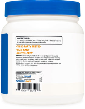 Poudre de L-Lysine Nutricost 500g sur une table avec un verre d'eau