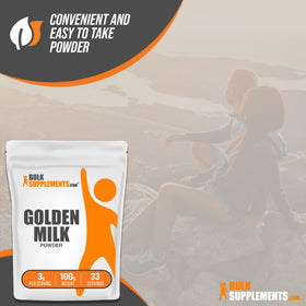 Poudre de lait d'or BulkSupplements avec curcuma et gingembre en arrière-plan.