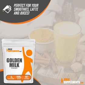 Poudre de Lait Doré BulkSupplements en préparation de smoothie