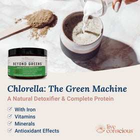 Poudre de Live Conscious Beyond Greens dans un verre