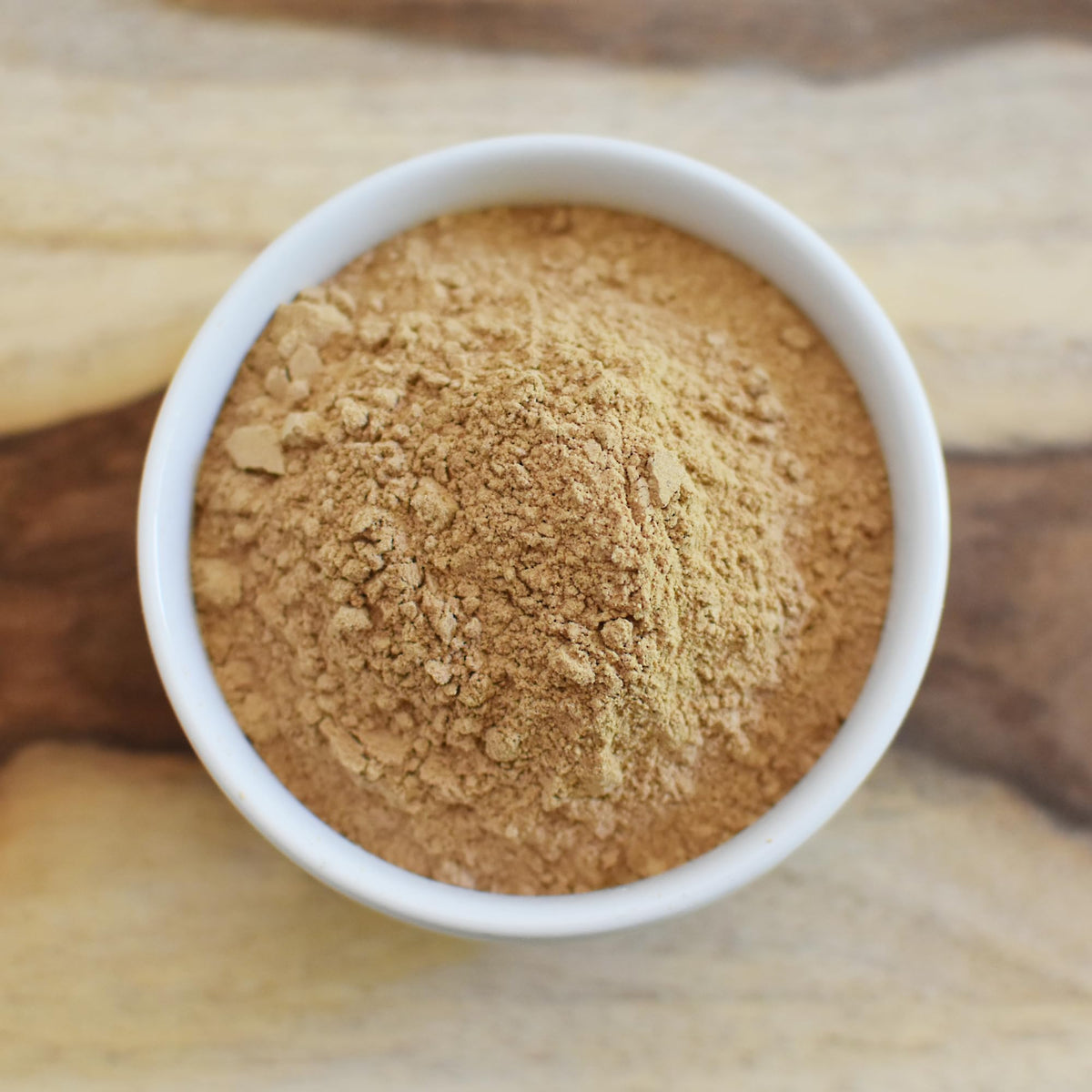 Poudre de maca bio Anthony's sur une table avec des ingrédients